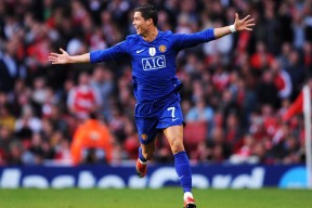 九游娱乐APP-十载风云再起，Uzi三战封神，TES逆境破局挑战极限